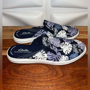 New Clarks Cloudsteppers Women's Navy and White Leaf Mules. Size 8.